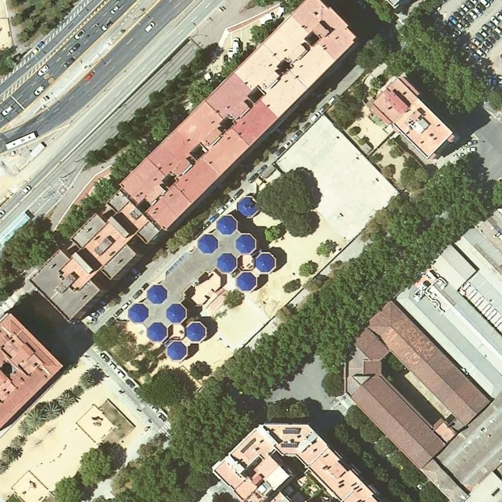 Вид згори на територію школи «Escola Bressol Olorien St. Martí»