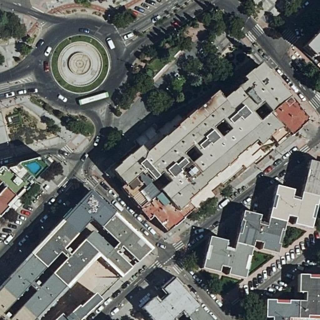 Вид сверху на территорию школы «Alcalde De Mostoles»